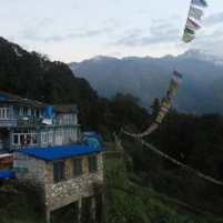 Drapeaux de prières face aux Annapurna